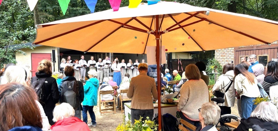 Chöre singen beim Waldfestival im Heilgarten